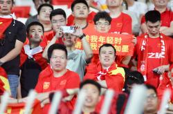 运动员在激烈比拼中展现实力，夺冠为国争光